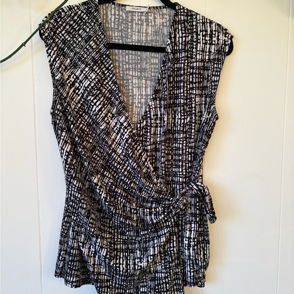 Ricki's Black/White Cap Sleeve Wrap Blouse | Size Medium - Picture 2 of 5